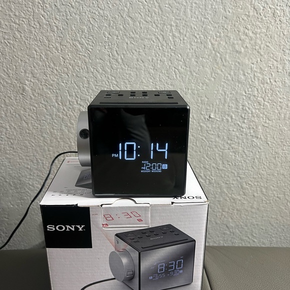 SONY ICF-C1PJ alarm clock radio - Picture 4 of 6